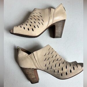 Clarks Leather Cutout Peep Toe Booties Beige Stacked Heel Boho 9